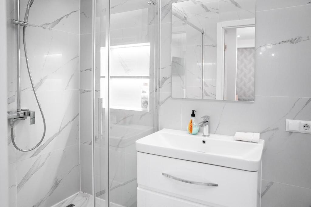 Glass New Apartments Ultracentral Chişinǎu Buitenkant foto